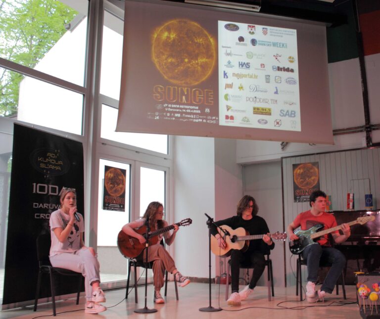 Mladi daruvarski astronomi otvaraju festival 10 dana astronomije 14. travnja prošle godine. Ove godine festival počinje 5. travnja (foto M. Vujić)