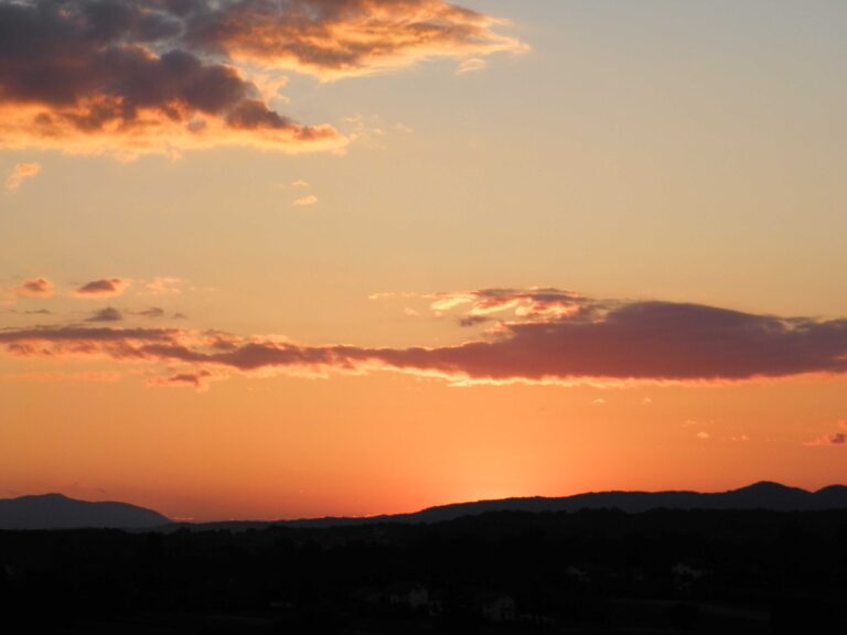 Najsjeverniji zalazak Sunca u godini, na ljetni solsticij, s vidikovca na Ratarni (foto R. Matić)