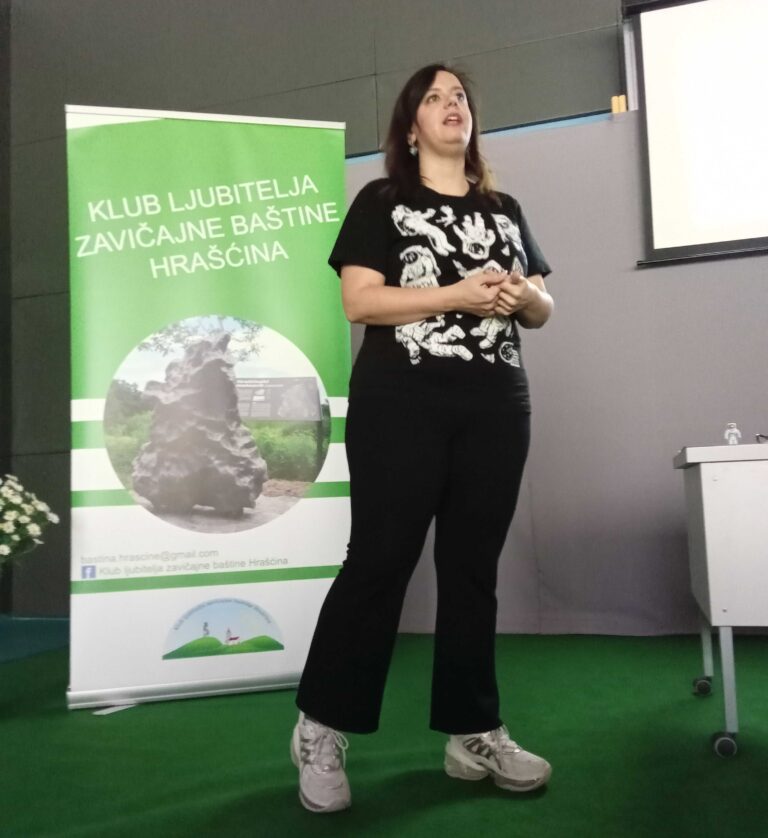 Voditeljica projekta CroCube Daniela Jović govori o projektu na 8. Hrašćinskom astru 19. svibnja (foto R.Matić)
