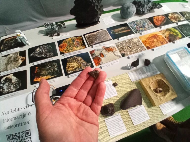 Komadić svemira u ruci, na izložbi u Hrašćini, a večeras i u Križevcima (foto R. Matić)